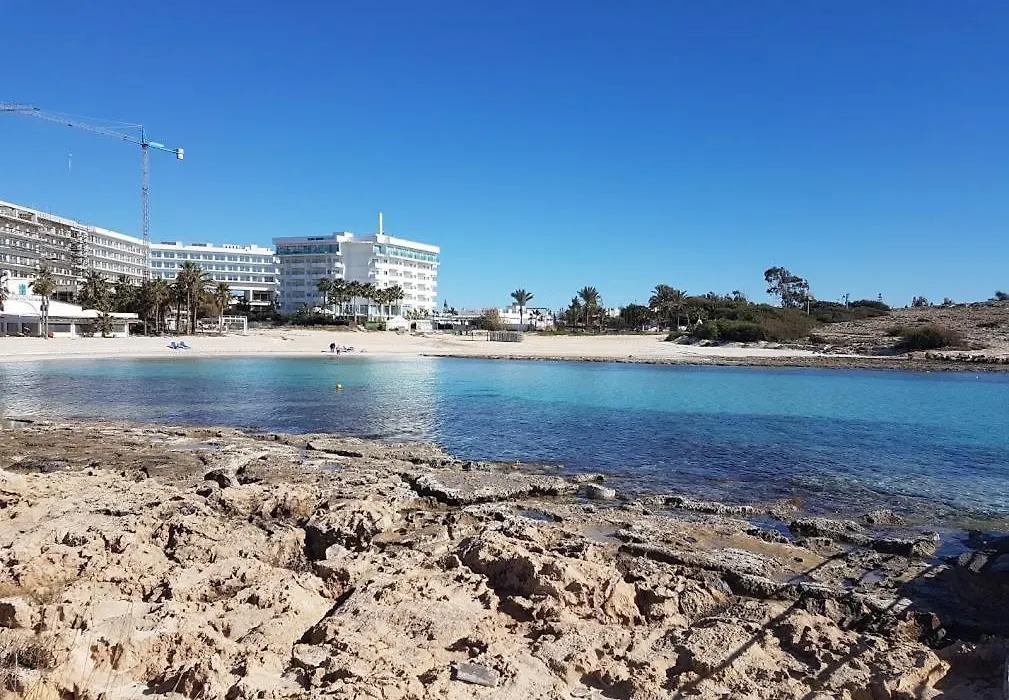 Christopher'S Sandy Beach Suites-1
